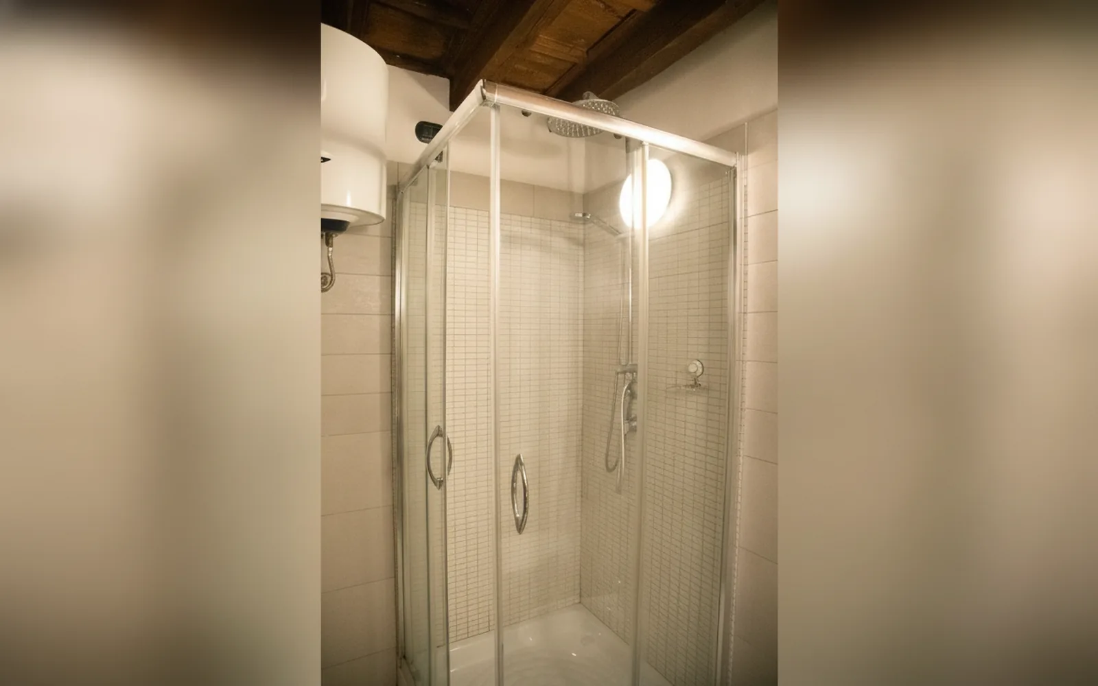 Camera con bagno privato — flowers apartments, Roma (Lazio) (foto 102)