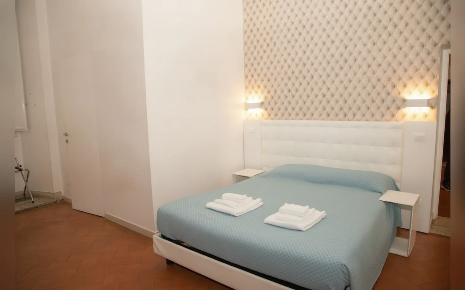 Camera con bagno privato — flowers apartments, Roma (Lazio) (foto 17)