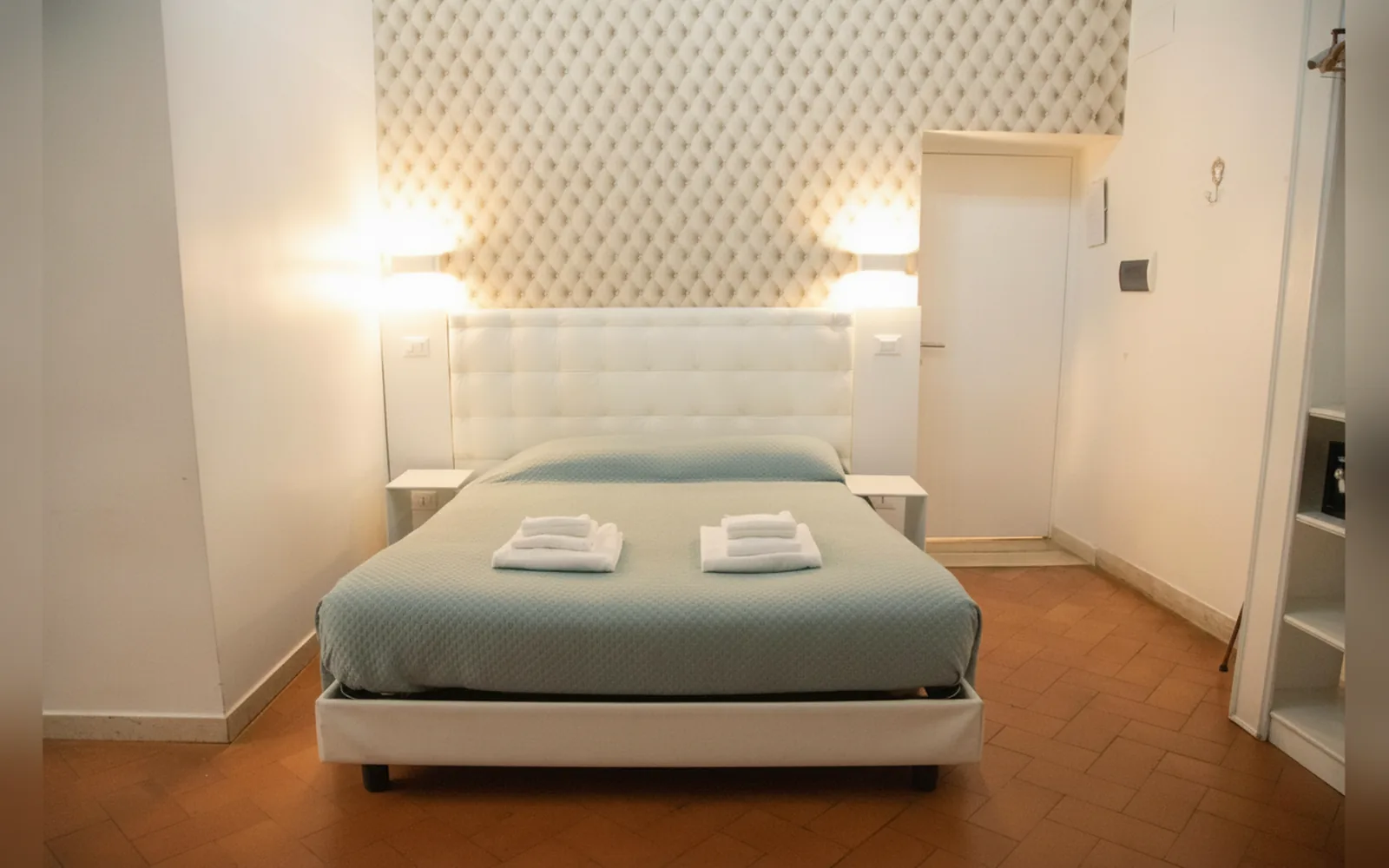 Camera con bagno privato — flowers apartments, Roma (Lazio) (foto 18)