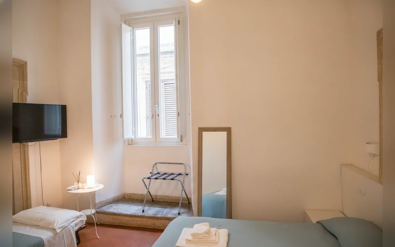 Camera con bagno privato — flowers apartments, Roma (Lazio) (foto 34)