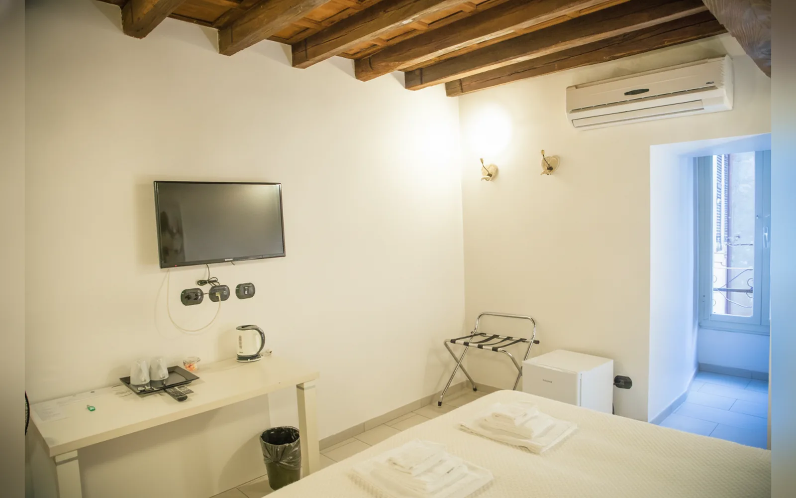 Camera con bagno privato — flowers apartments, Roma (Lazio) (foto 40)