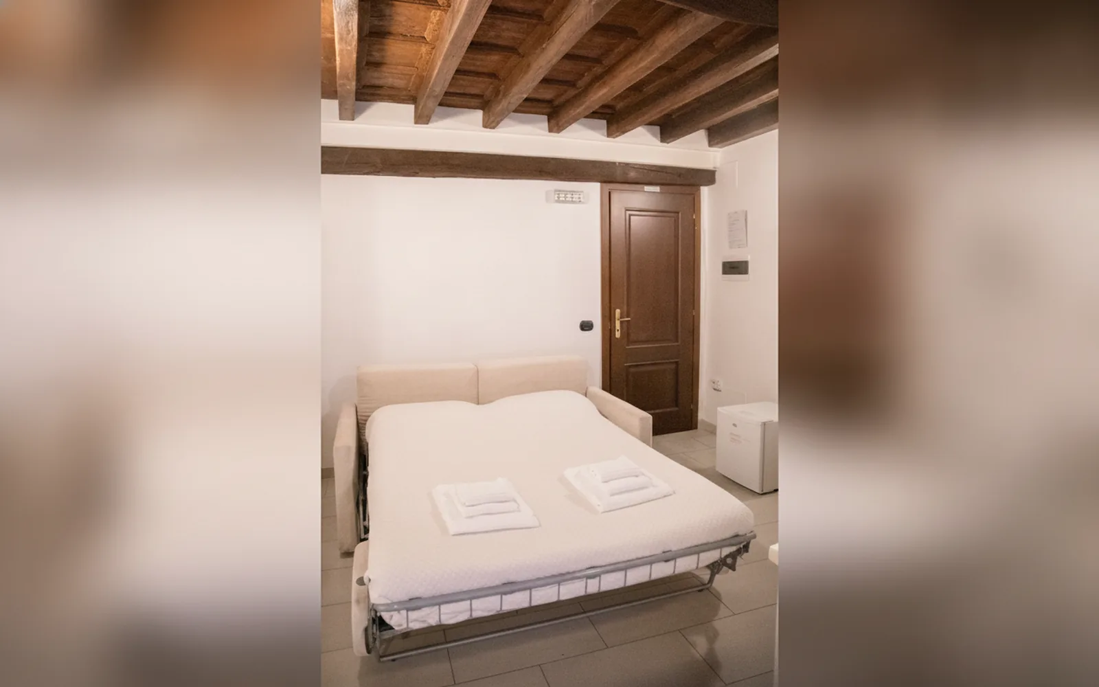 Camera con bagno privato — flowers apartments, Roma (Lazio) (foto 47)