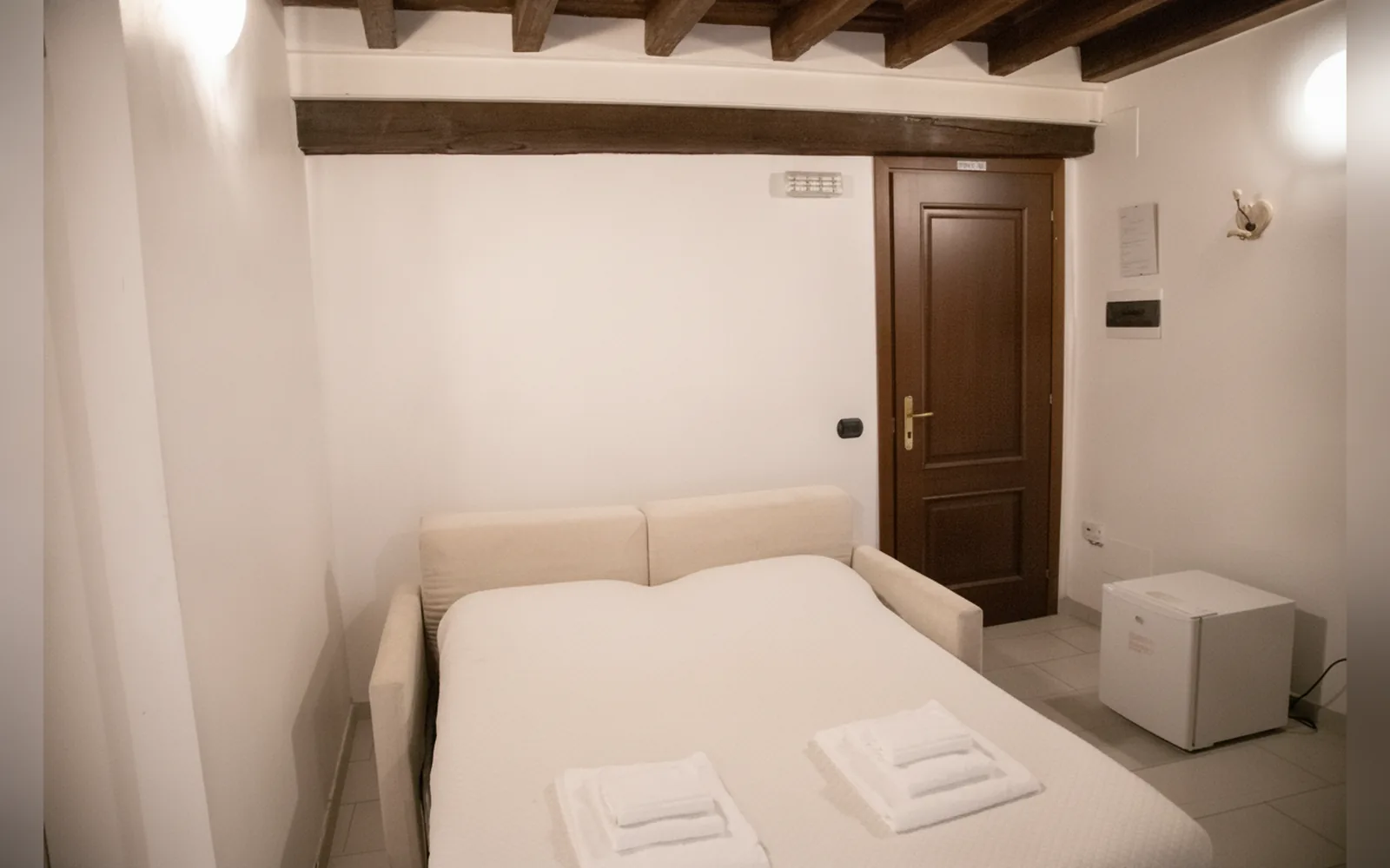 Camera con bagno privato — flowers apartments, Roma (Lazio) (foto 56)