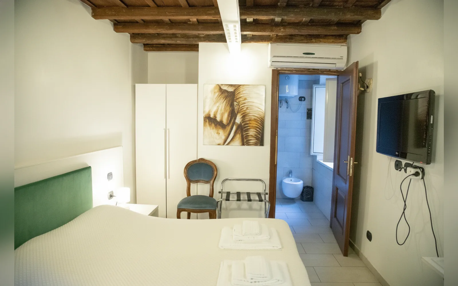 Camera con bagno privato — flowers apartments, Roma (Lazio) (foto 60)