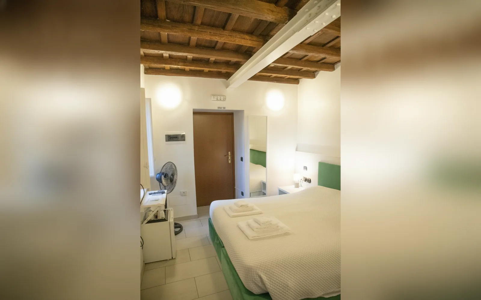 Camera con bagno privato — flowers apartments, Roma (Lazio) (foto 61)