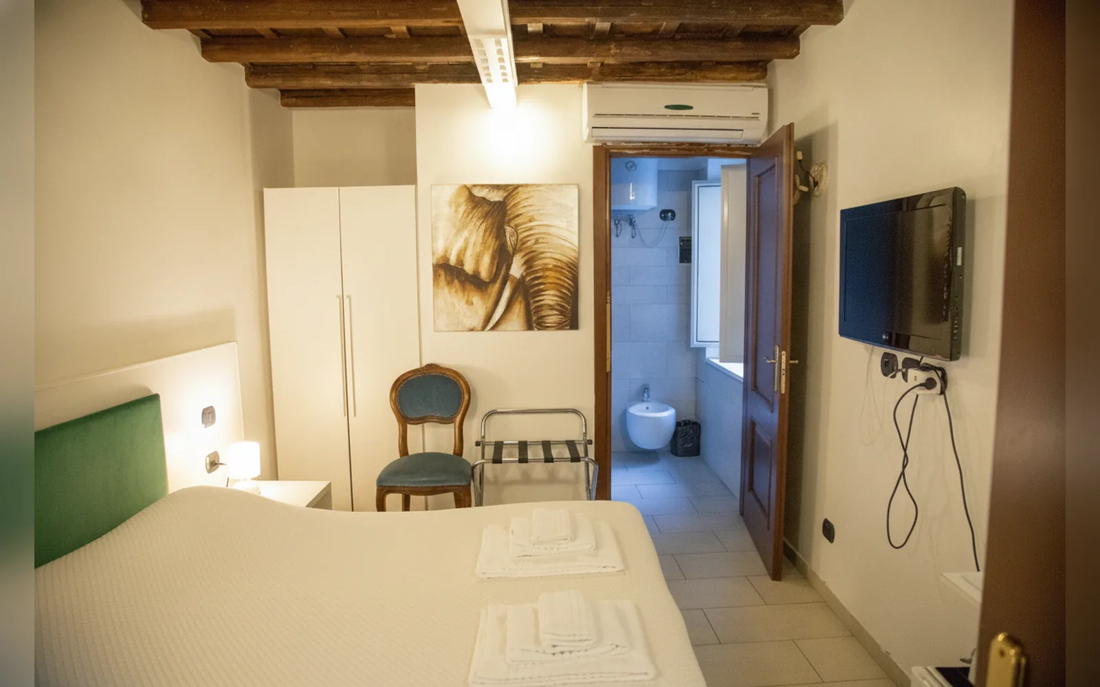 Camera con bagno privato — flowers apartments, Roma (Lazio) (foto 63)