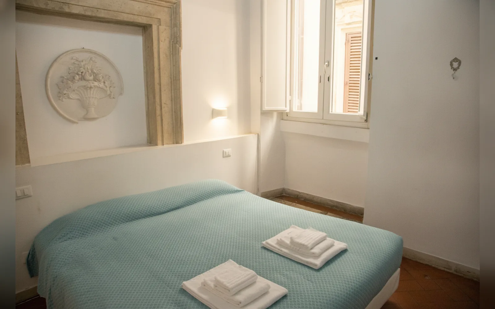 Camera con bagno privato — flowers apartments, Roma (Lazio) (foto 73)