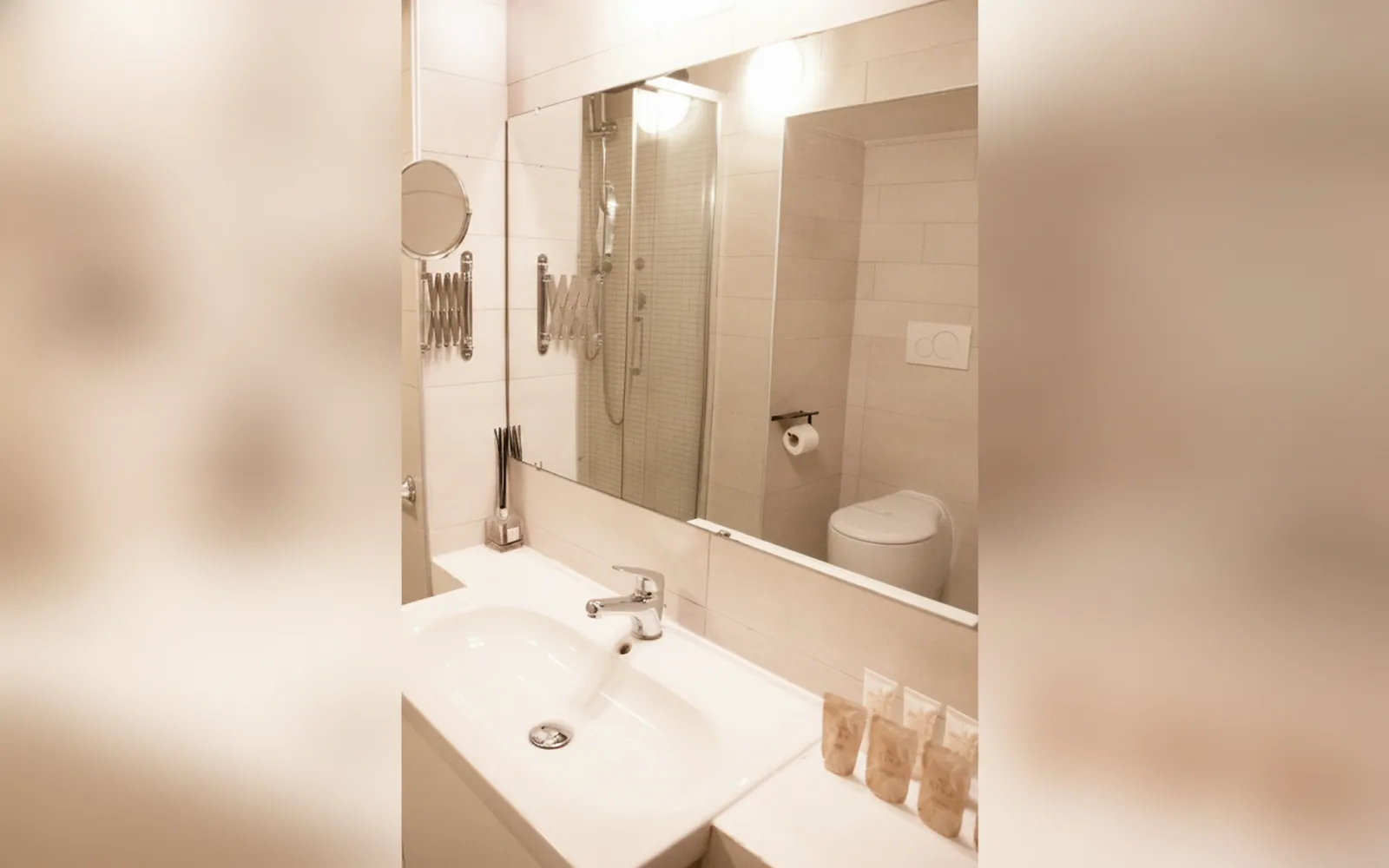 Camera con bagno privato — flowers apartments, Roma (Lazio) (foto 90)