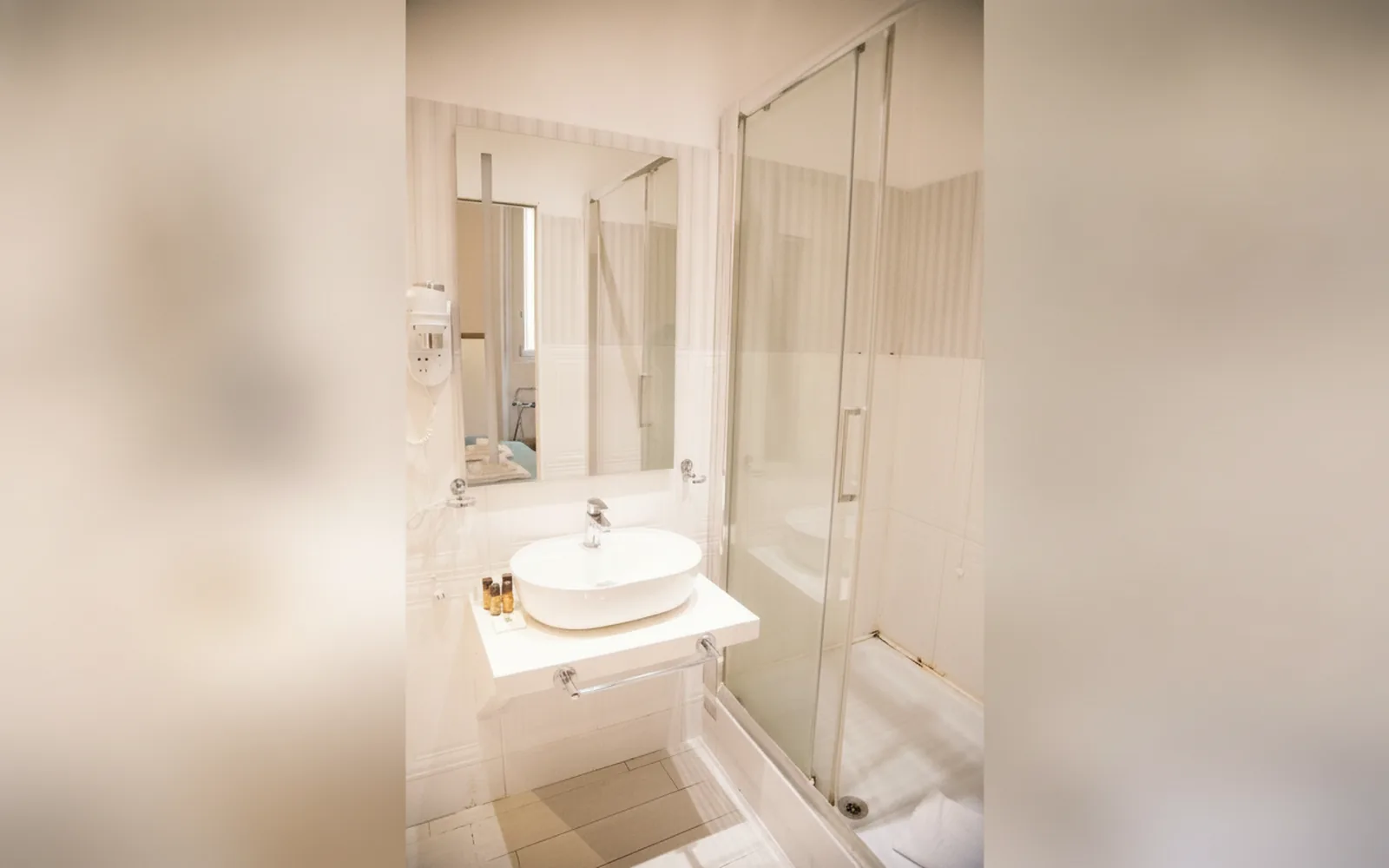 Camera con bagno privato — flowers apartments, Roma (Lazio) (foto 91)