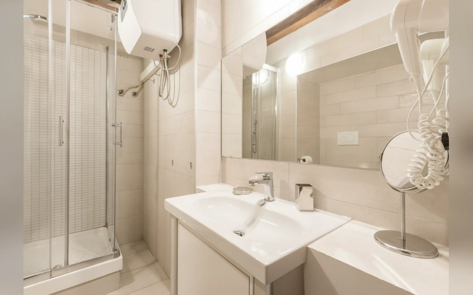 Camera con bagno privato — flowers apartments, Roma (Lazio) (foto 92)
