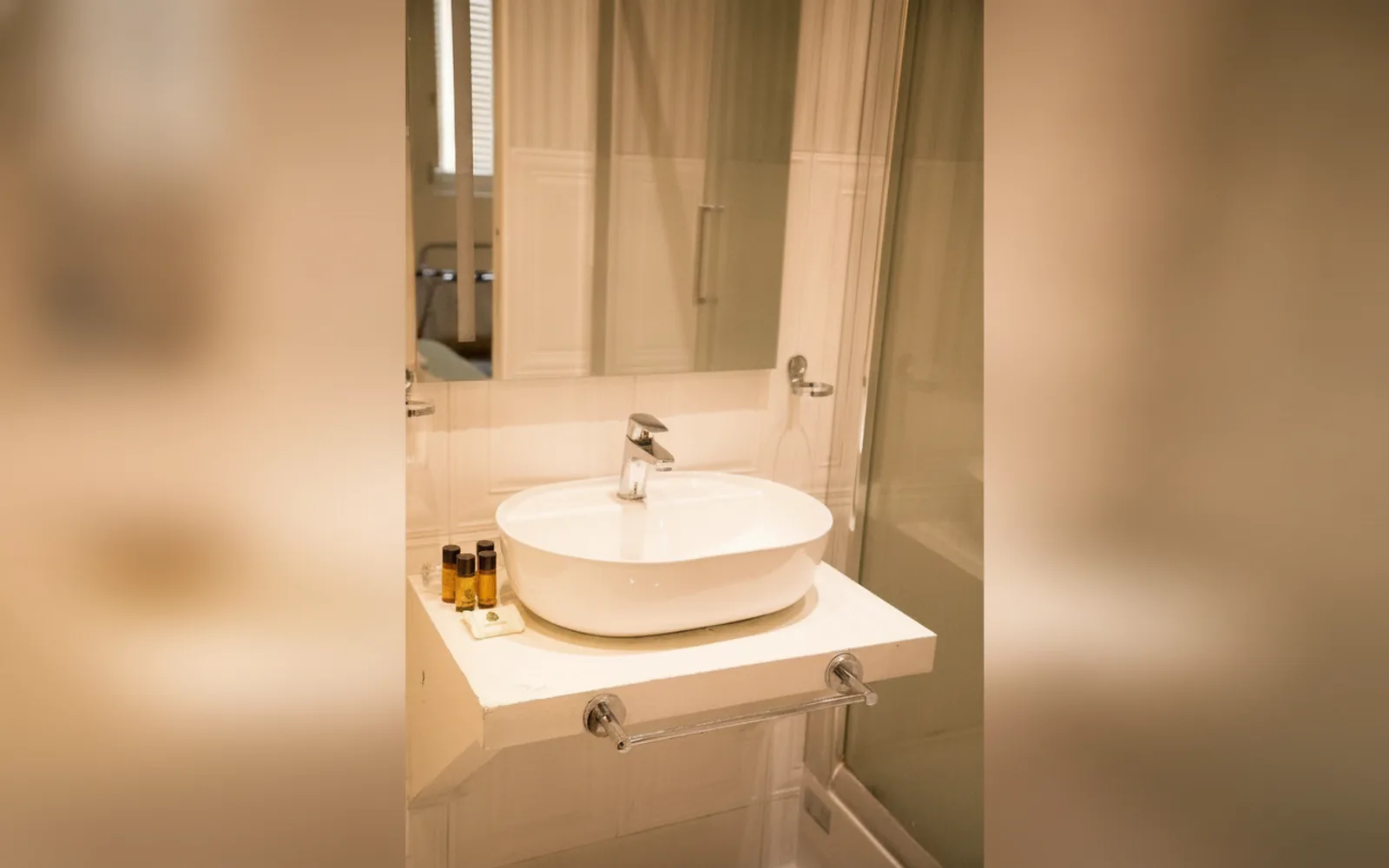 Camera con bagno privato — flowers apartments, Roma (Lazio) (foto 97)