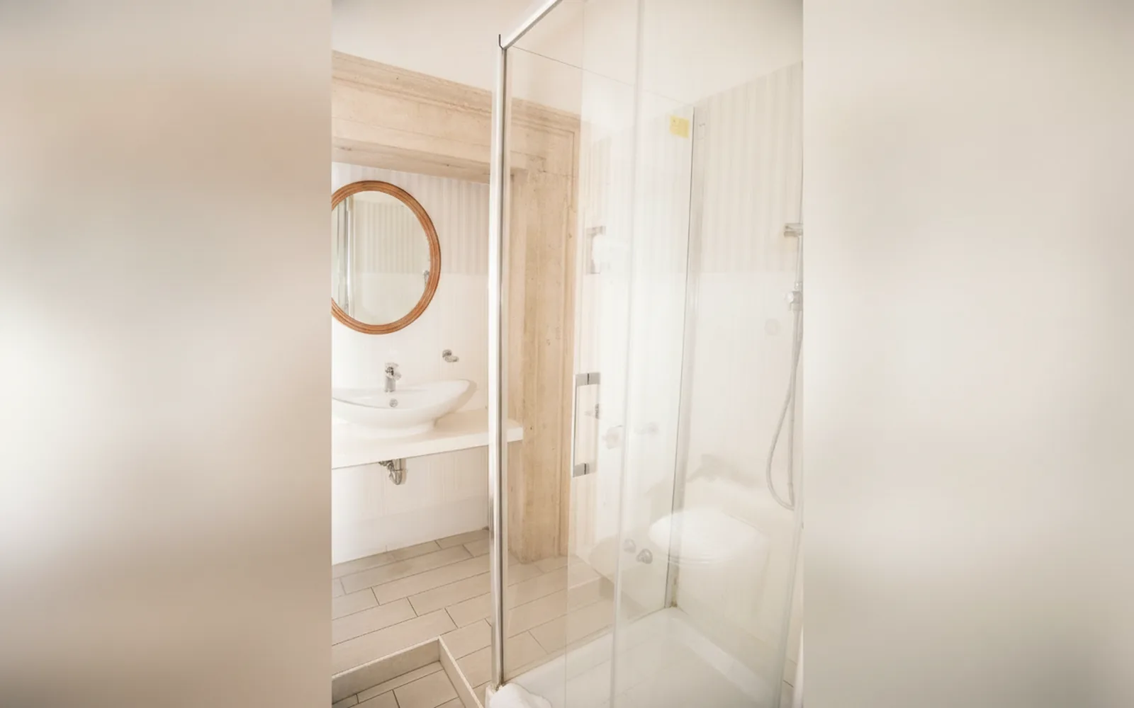 Camera con bagno privato — flowers apartments, Roma (Lazio) (foto 98)